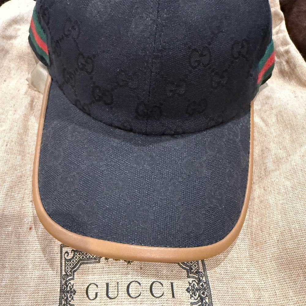 Gucci Black Cap with Red and Green Stripe monogram size medium